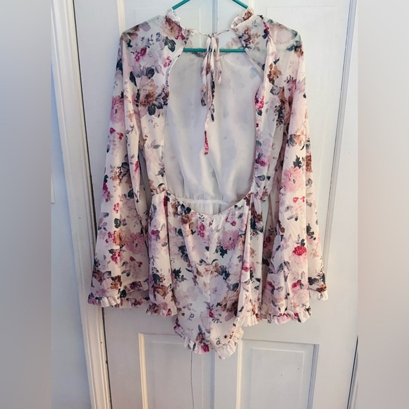Floral Open-Back Romper - Picture 5 of 11